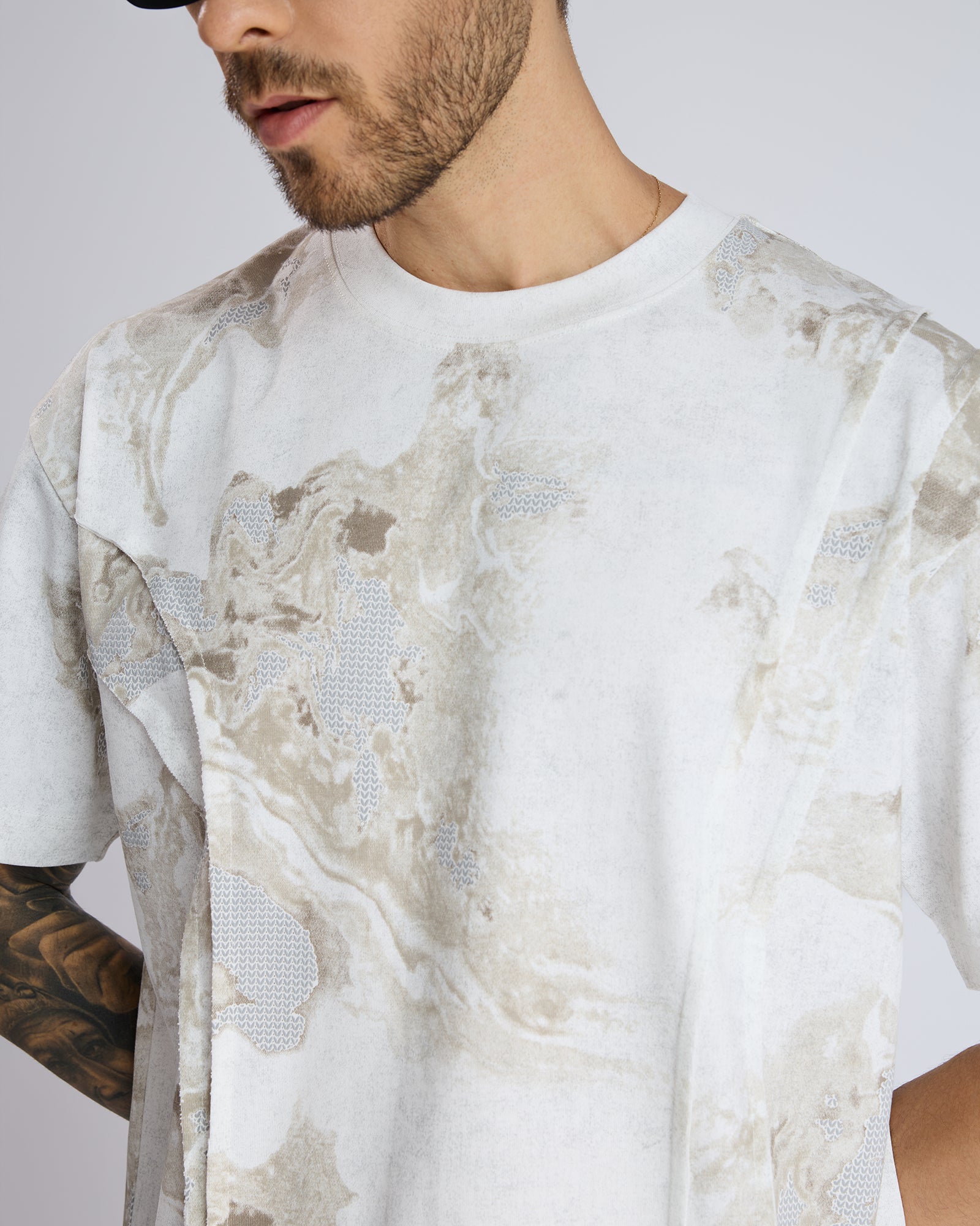 MARBLE PATTERNED GRAPHIC T-SHIRT