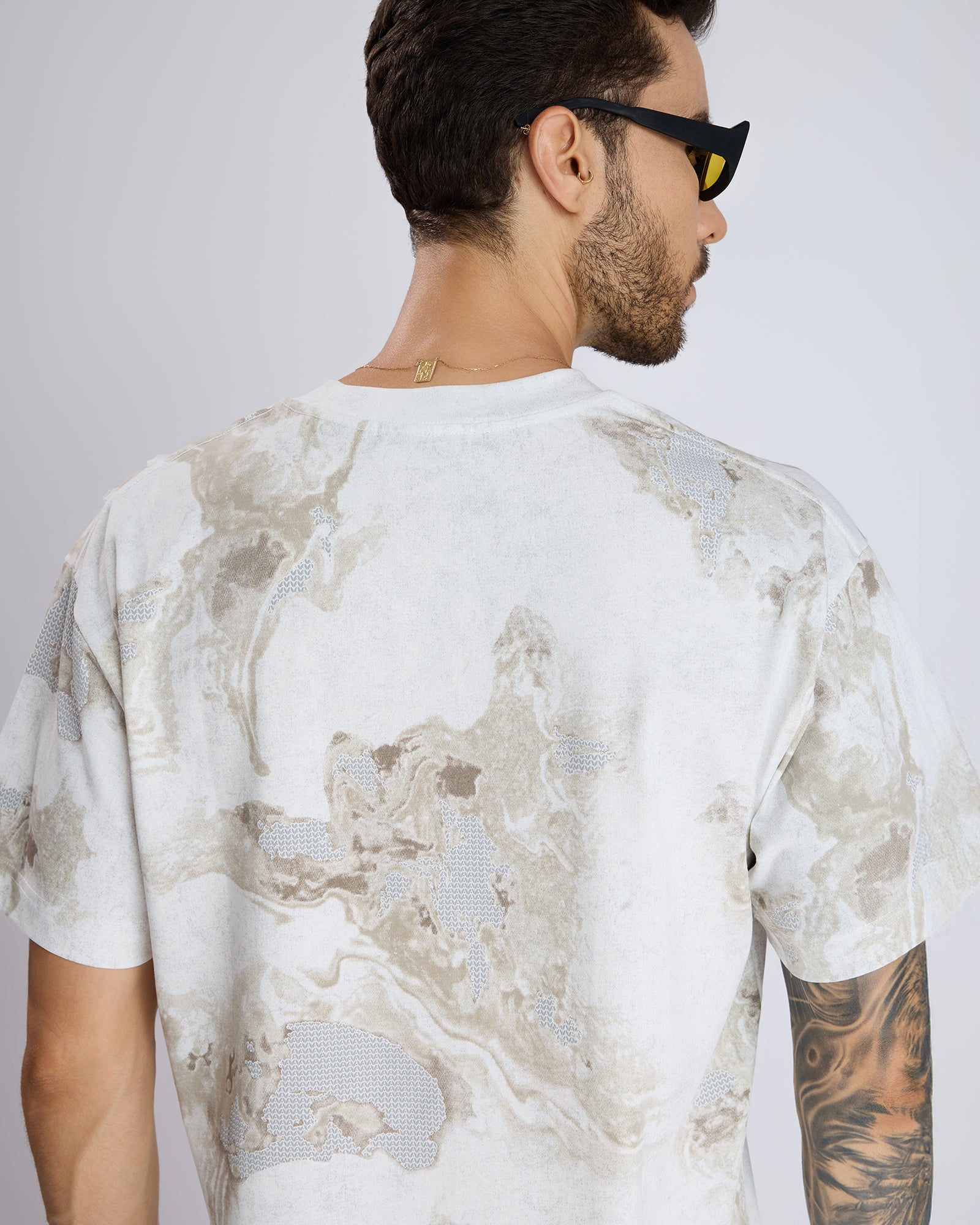 MARBLE PATTERNED GRAPHIC T-SHIRT