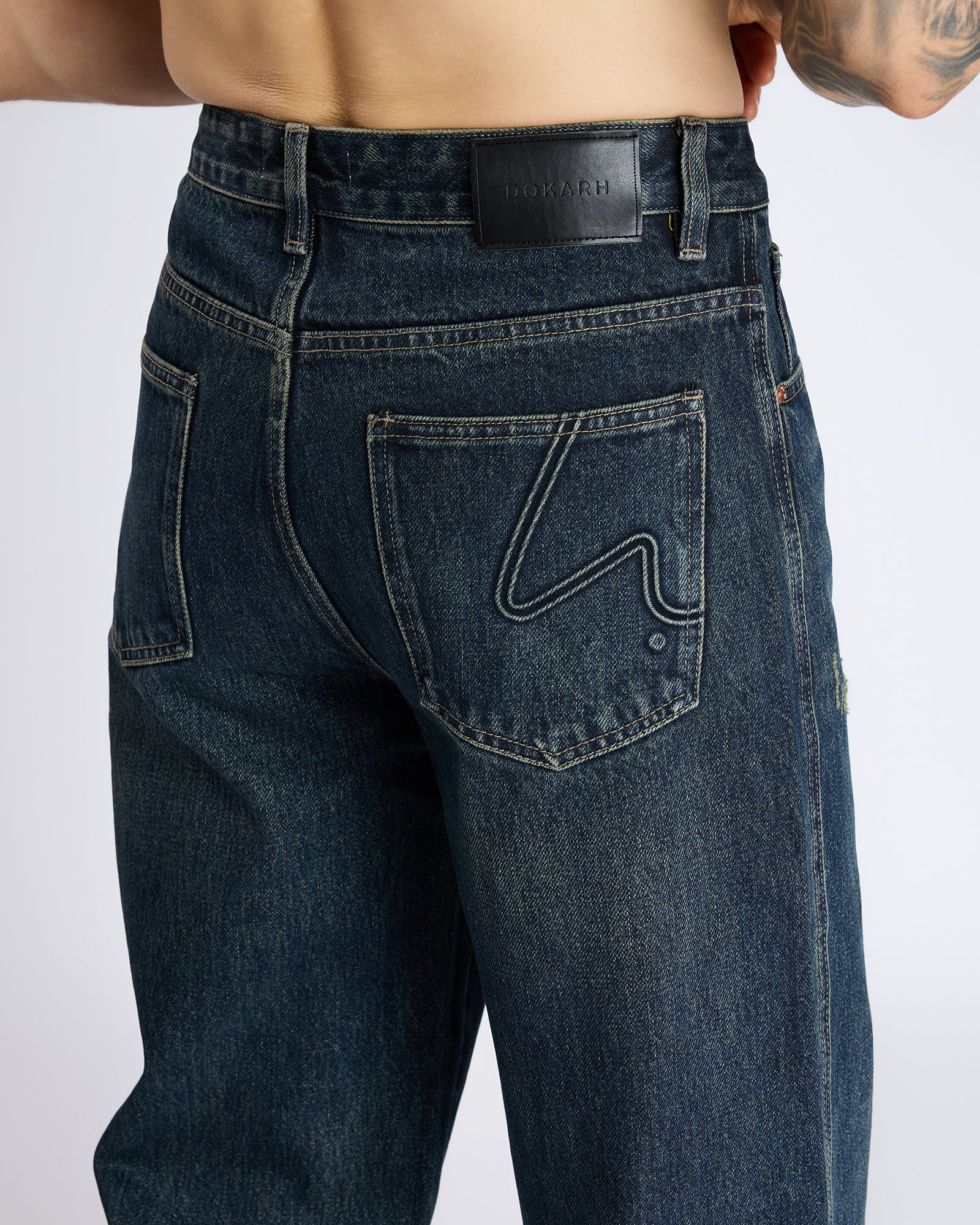 STRAIGHT-LEG MID-WASH JEANS