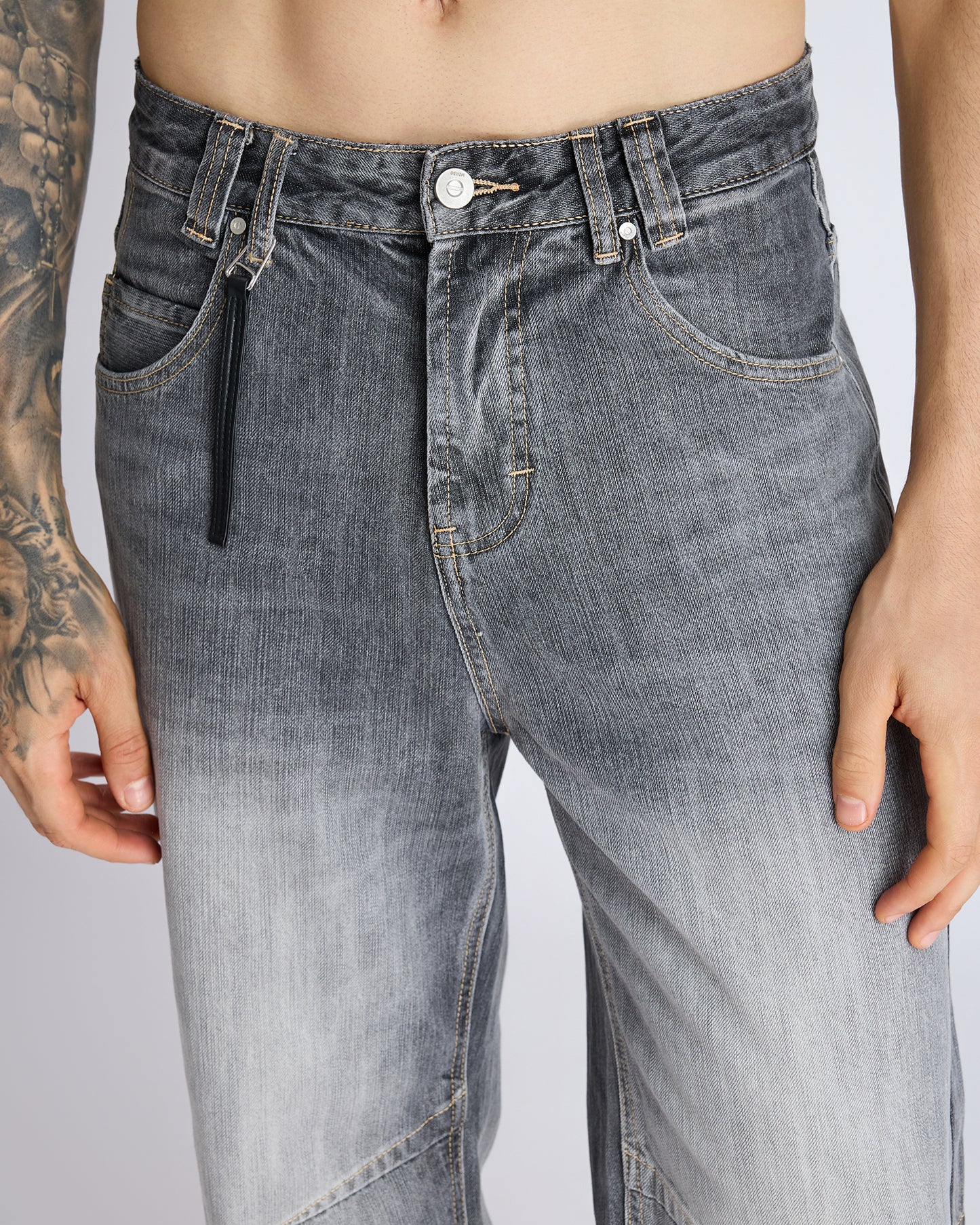STRAIGHT-LEG JEANS WITH WASHED FADE
