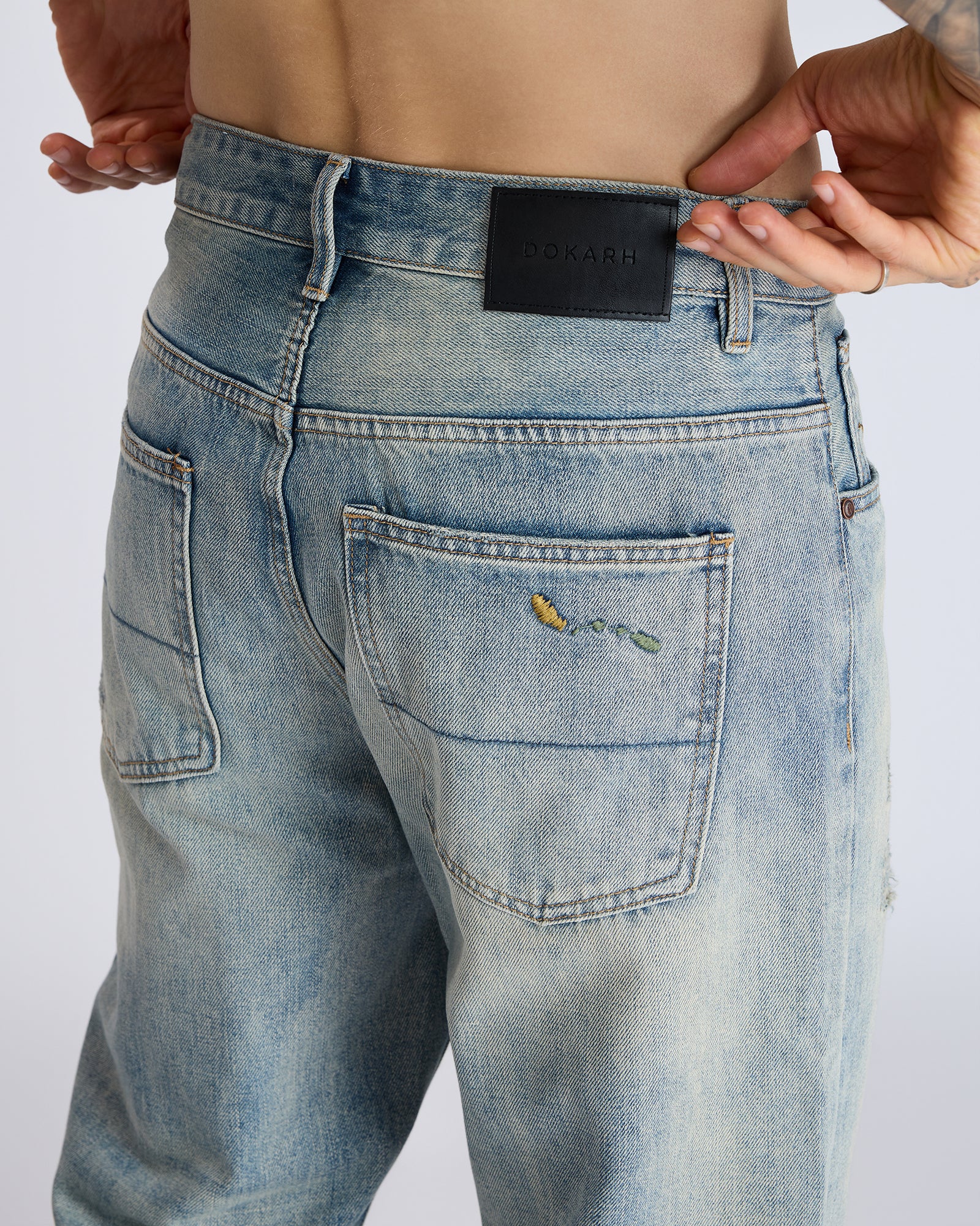 LIGHT BLUE STRAIGHT-LEG JEANS