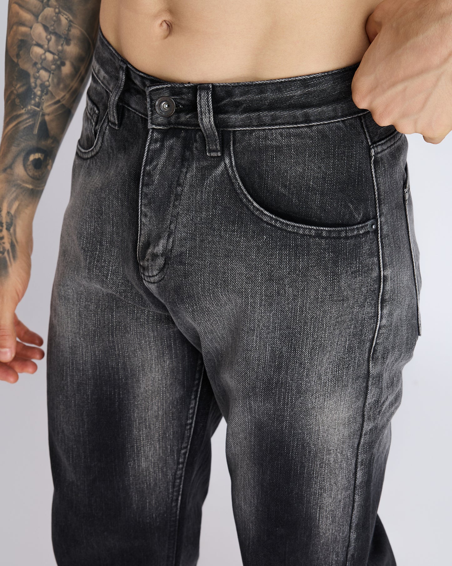 STRAIGHT-LEG BAGGY JEANS WITH VINTAGE FADE